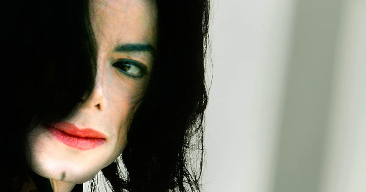 Michael Jackson, del niño talentoso al anciano prematuro: la caída en desgracia del fenómeno pop más grande del siglo XXVivió hasta los cincuenta años. Murió hace quince. Hoy hubiese cumplido los 65. Se fue a dormir la noche del 25 de junio de 2009, preso de la ansiedad por volver a ser y rehén de los fármacos que lo hacían descansar, y nunca volvió a despertar. Quería hacer cincuenta conciertos y batir todos los récords: la historia de un intento por regresar a la cima