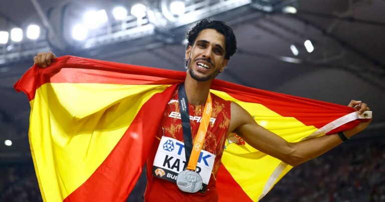 Mo Katir, el deportista apodado el "monje de Sierra Nevada" que llegó a España en barcoEl deportista español, de origen marroquí, escribe poesía en su tiempo libre desde lo alto de la sierra andaluza, donde realiza intensos entrenamientos que le han llevado al subcampeón del mundo en los 5.000 metros