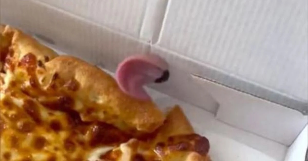 1Pidieron una pizza y encontraron algo rosado moviéndose dentro de la caja.