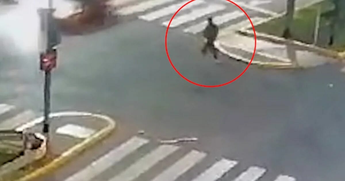 1Video: el momento en que el polista atropella y mata a un hombre en la 9 de Julio