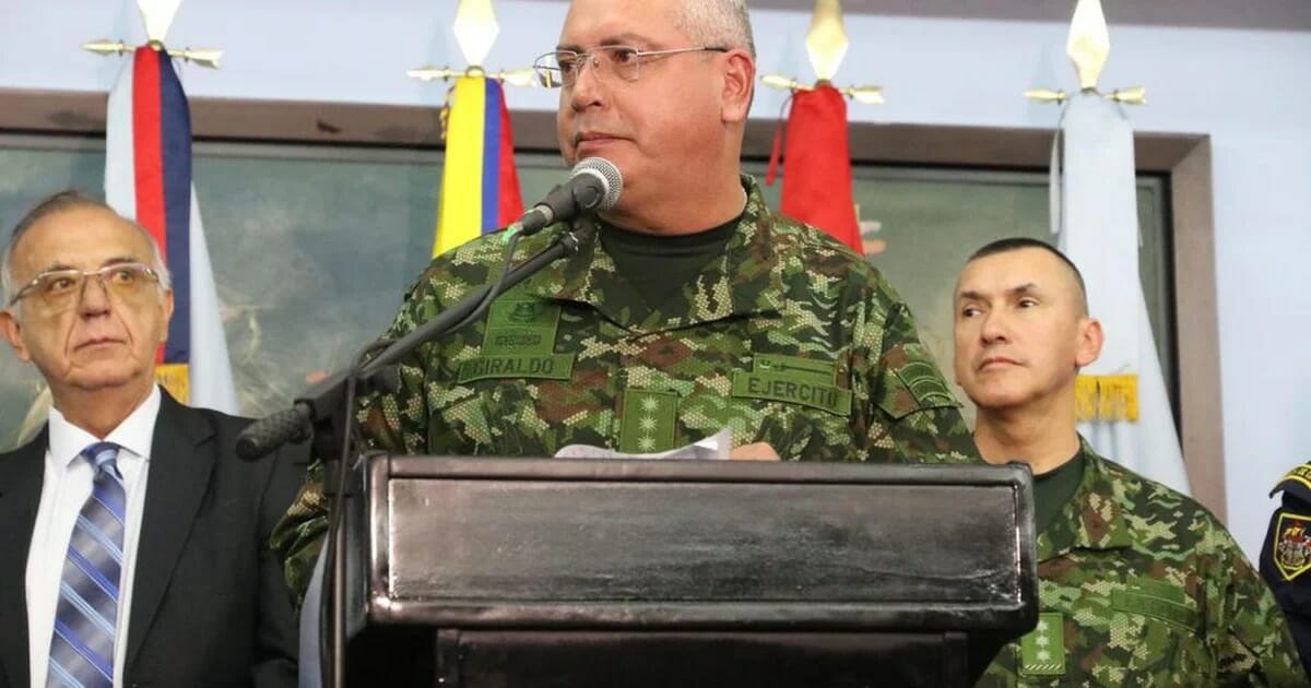 2Para evitar más “escándalos”, comandante de las FF.  MM.  prohíbe al personal militar en combate el uso de teléfonos móviles