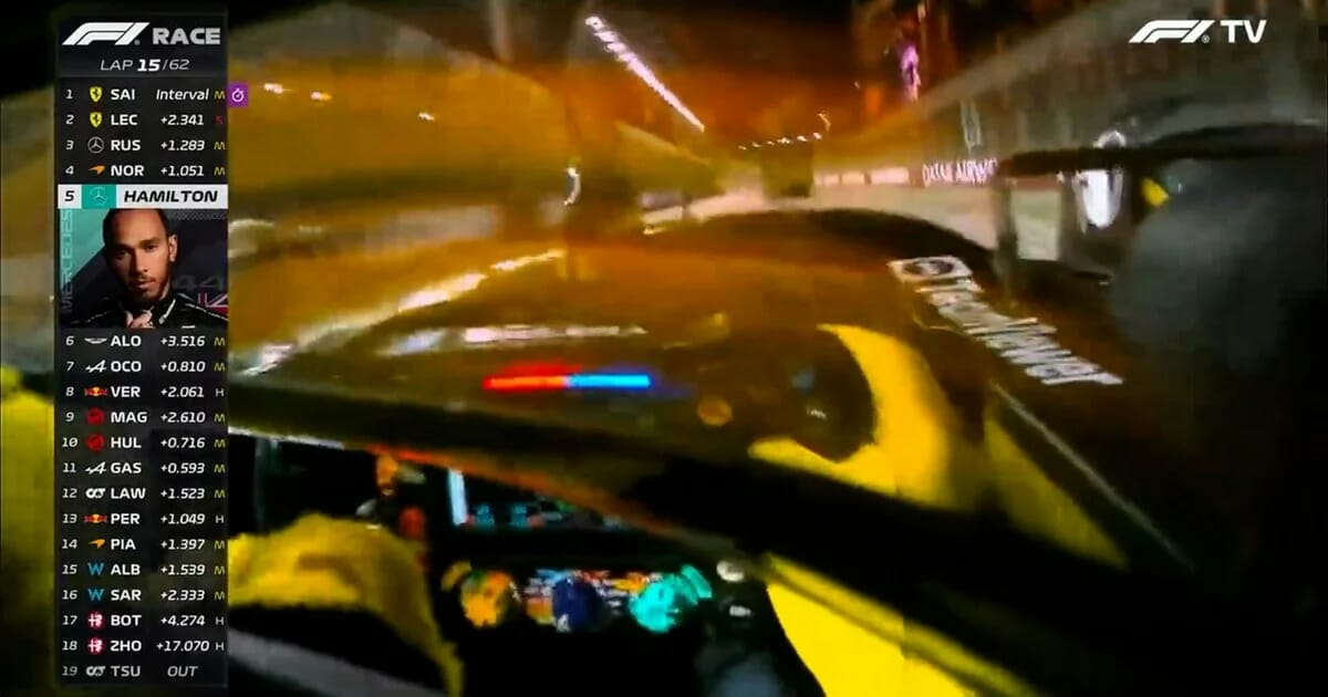 4El gesto de Lewis Hamilton conduciendo a más de 200 km/h en Singapur que causa furor entre los aficionados a la Fórmula 1