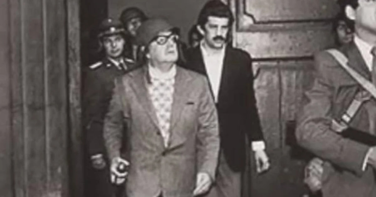 A 50 años del golpe en Chile: las últimas palabras de Allende y la autopsia que confirmó su suicidioEl presidente chileno estaba dispuesto a resistir el avance de los militares que lideraba Augusto Pinochet. Cómo fueron sus últimos minutos con vida. El rol clave de Estados Unidos en el derrocamiento revelado en documentos desclasificados que publica Infobae en esta nota