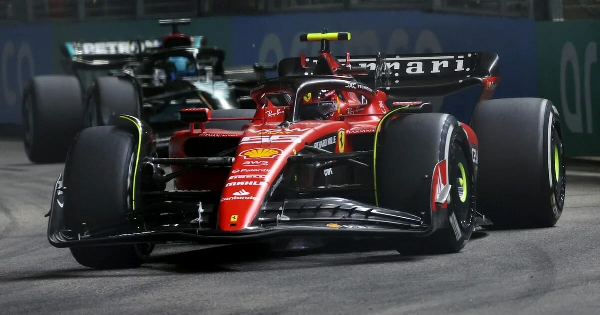 Carlos Sainz ganó el Gran Premio de Singapur con su Ferrari y acabó con la racha de victorias de Max Verstappen en la Fórmula 1. El español y la Scuderia pusieron fin a las 14 victorias consecutivas de Red Bull.  El podio lo completaron Lando Norris (McLaren) y Lewis Hamilton (Mercedes)