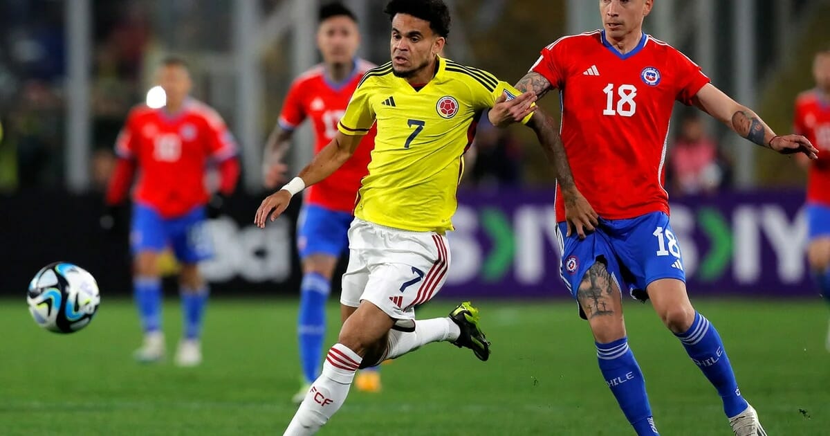 Chile empató 0-0 con Colombia y sigue sin poder ganar en las Eliminatorias.  La Roja, que perdió en su debut en Montevideo, marcó con Guillermo Maripán, pero el gol fue anulado por el VAR por fuera de juego.  La selección cafetera quiere sumar una victoria más rumbo al Mundial 2026