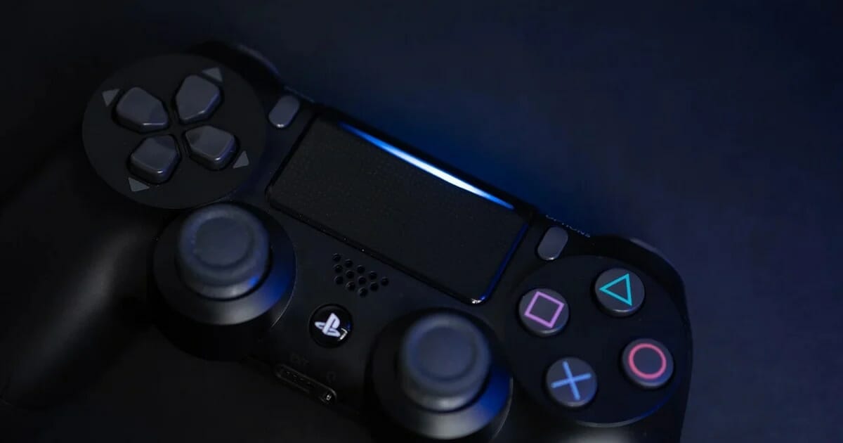 Cómo reparar un mando de PlayStation 4 que no carga El polvo, un error de configuración o incluso una batería defectuosa pueden impedir que el mando se vuelva a encender