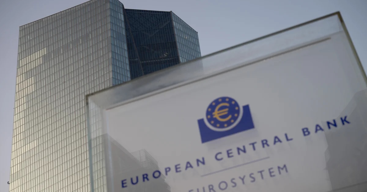 El Banco Central Europeo elevó la tasa de interés al 4,5 por ciento, su máximo histórico.  La institución tomó la decisión tras llegar a la conclusión de que la inflación en el bloque será mayor a la esperada