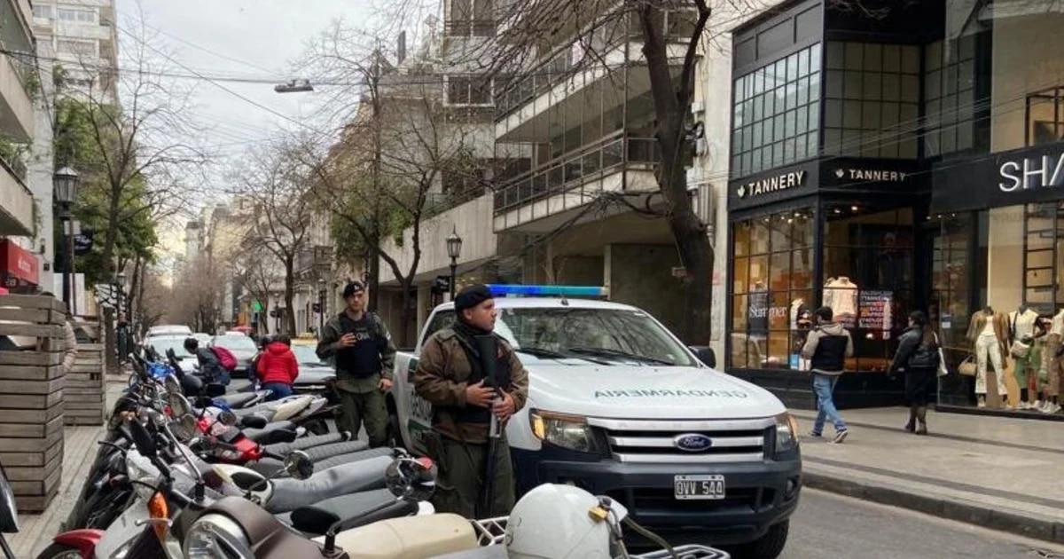 El Gobierno envió más gendarmes a Rosario para reforzar la seguridad.  Los efectivos que trabajarán en la ciudad realizarán patrullajes en la ciudad, tras un pedido expreso del candidato de Unión de la Patria, Sergio Massa