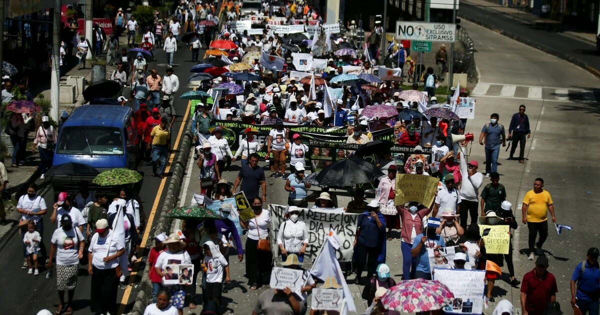 El Salvador: miles de personas marchan contra la detención de inocentes y la reelección de Nayib Bukele
