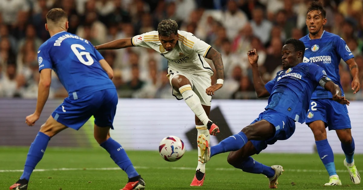 El VAR y la polémica marcan el regreso del Real Madrid al Bernabéu Melero López, tras revisar la jugada, anuló el penalti que había pitado al Bellingham y tras un control interminable, el VAR validó el gol de Joselu