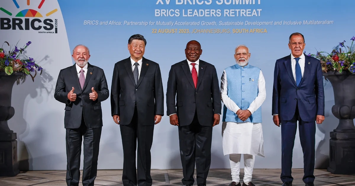 El caballo adelante, por favor. Comerciemos mucho individualmente con los miembros del BRICS, pero no comprometamos nuestro papel geopolítico.