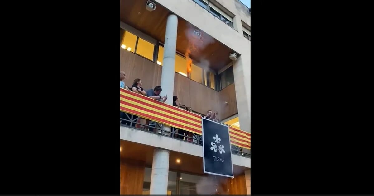 El 'cohete locutor' del partido que acaba explotando en el interior del balcón del Ayuntamiento