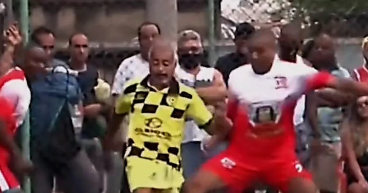 El espectáculo de Romario jugando al fútbol callejero con casi 60 años: “El que sabe no envejece” El brasileño que brilló en Barcelona sigue derrochando talento en partidos amateur