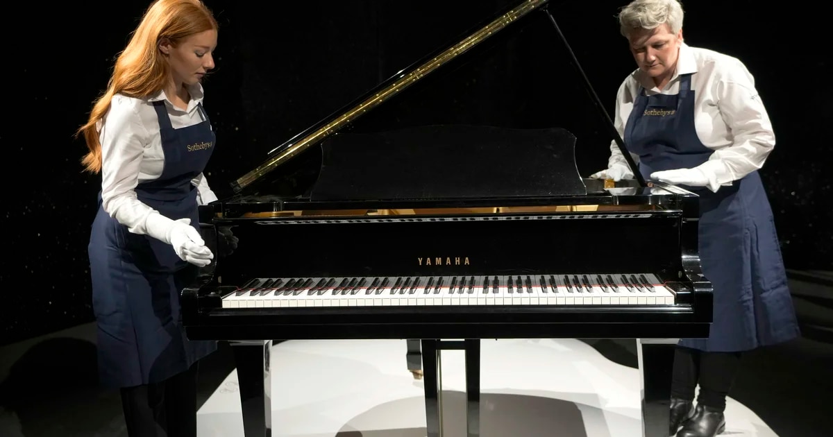 El piano de Freddie Mercury se vendió por 2,1 millones de dólares durante la primera subasta de sus objetos en Londres