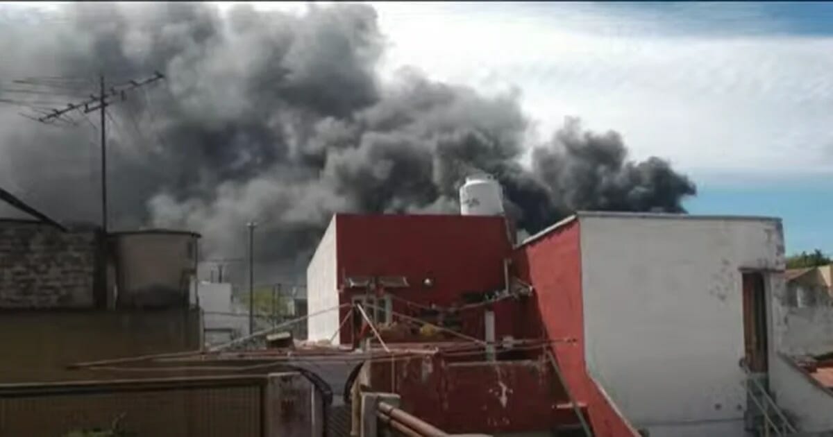 En Gerli se incendió un contenedor de basura: los residentes fueron evacuados.  Se produjeron llamas en un almacén.  Se montó un operativo policial y los bomberos trabajan en el lugar para controlar el incendio.  No se reportaron heridos