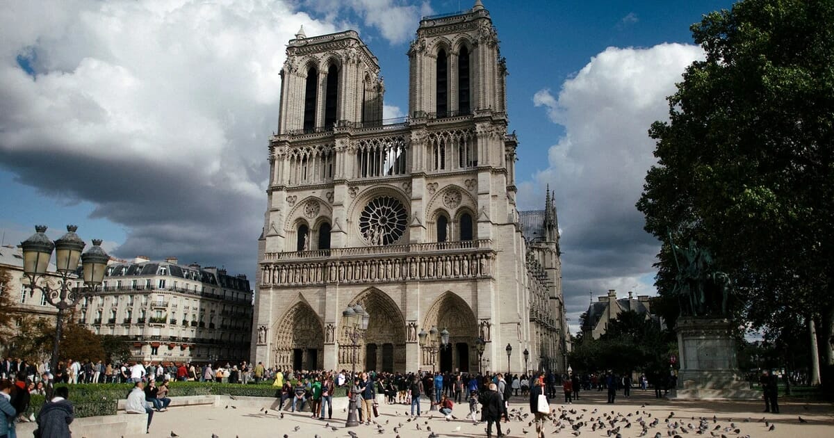 Francia investiga el posible robo de vidrieras retiradas de Notre Dame en el siglo XIX