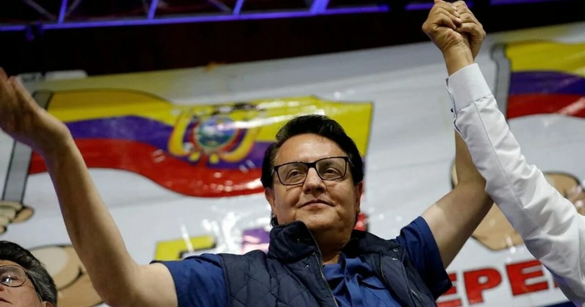 Guillermo Lasso condecoró al candidato asesinado Fernando Villavicencio