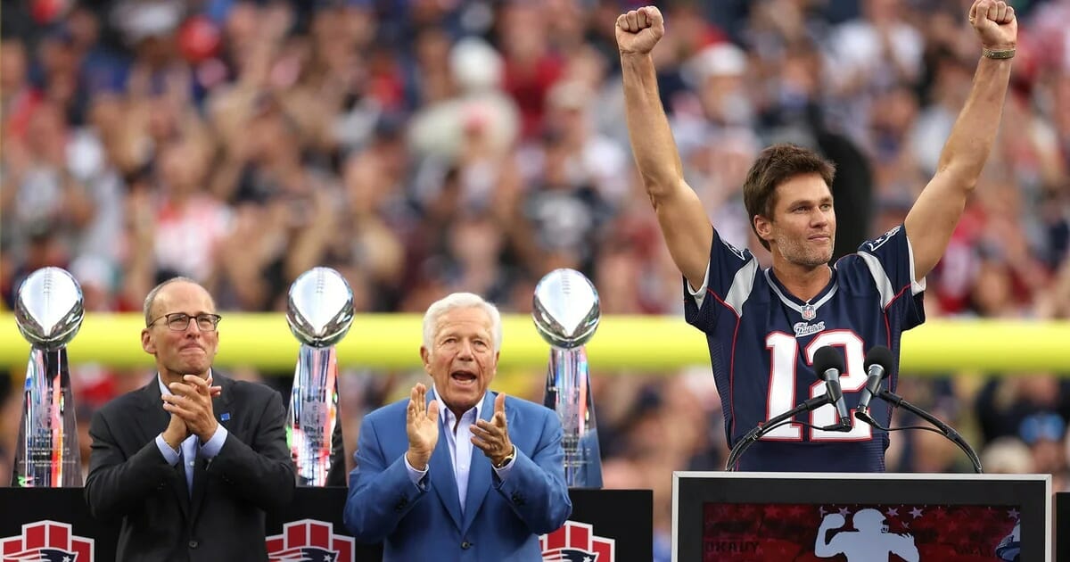 Impactante homenaje a Tom Brady en la NFL: subió a un campanario de más de 60 metros y será presentado al Salón de la Fama.  El ex quarterback, considerado el mejor jugador de la historia de la liga, fue homenajeado por los New England Patriots, franquicia en la que jugó durante 20 años.