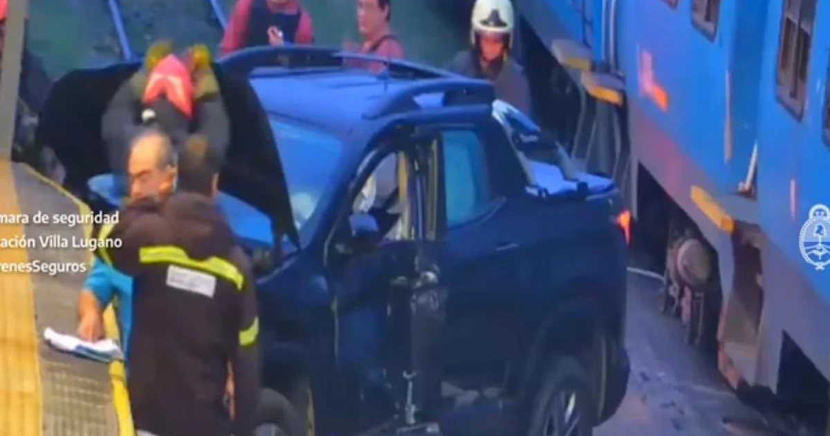 Impactante vídeo: un automovilista cruzó las vías con la barrera baja en Villa Lugano y fue atropellado por el tren.  El accidente ocurrió cerca del paso a nivel de Cafayate.  El conductor resultó herido pero pudo salir del vehículo por sus propios medios.