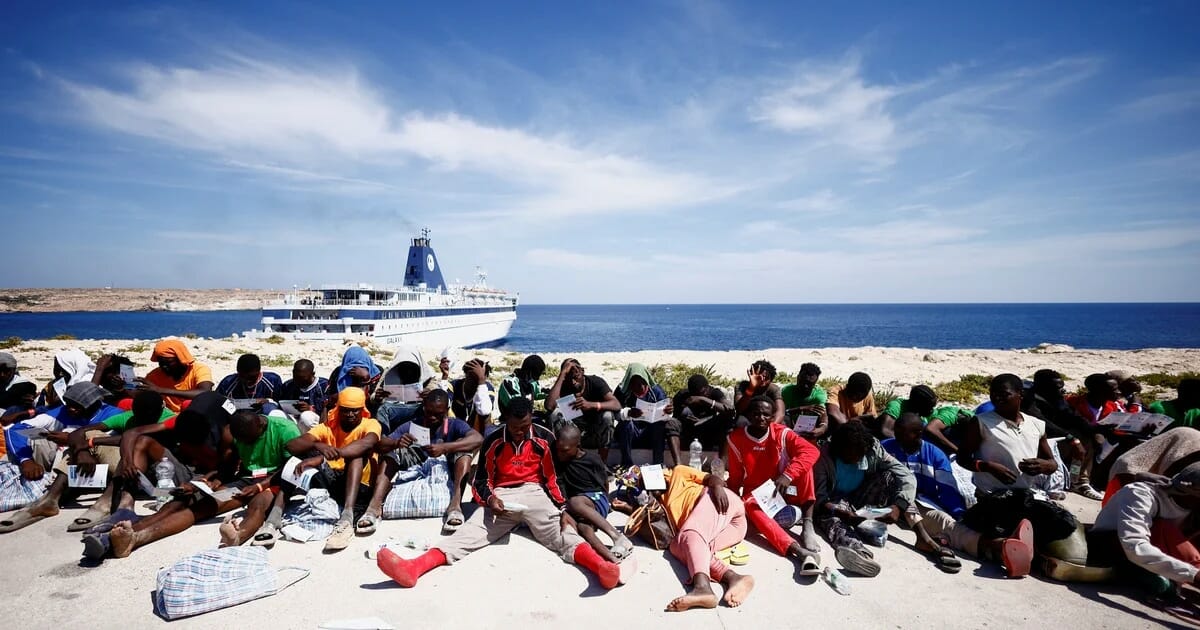 La llegada de 10.000 inmigrantes a Lampedusa desató la peor crisis migratoria en Italia en años