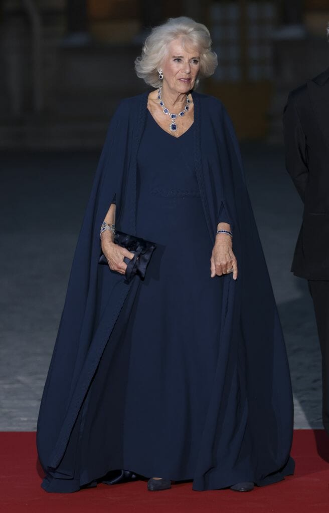 La reina Camilla llega antes de una cena de estado en el Palacio de Versalles el 20 de septiembre de 2023 en Versalles, Francia.