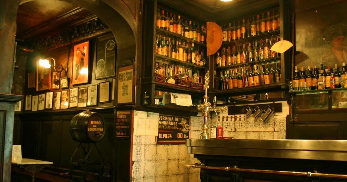 La taberna histórica de Madrid que lleva 236 años abierta: especializada en cocido madrileño, rabo de toro y torrijas