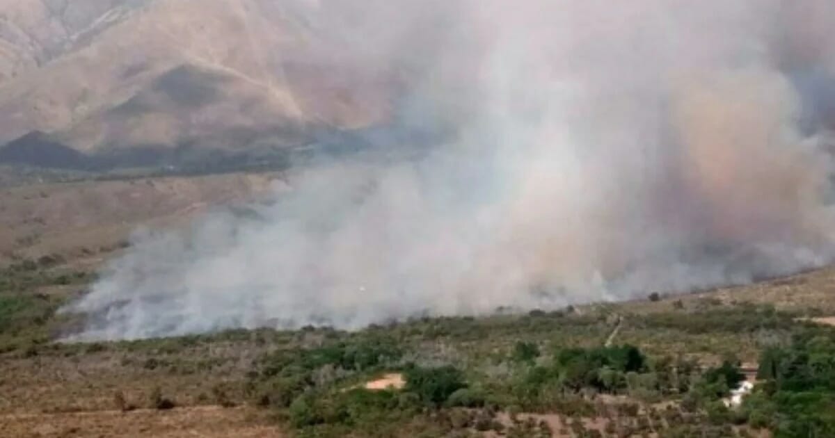 Los incendios forestales afectaron el tráfico en una ruta de Córdoba y hubo evacuados.  Durante la jornada del viernes se reportaron tres focos activos, pero los brigadistas y bomberos lograron contener el fuego