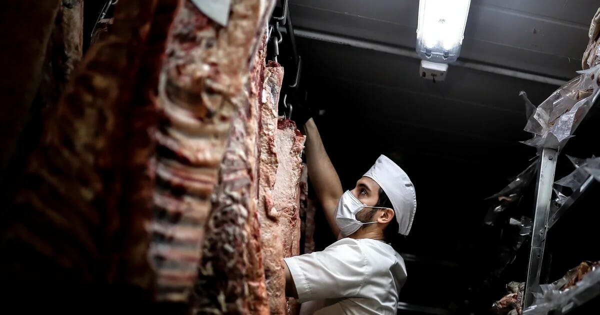 Los precios internacionales de la carne se hundieron hasta un 35%: ¿cuál será el impacto en las carnicerías y la industria local?