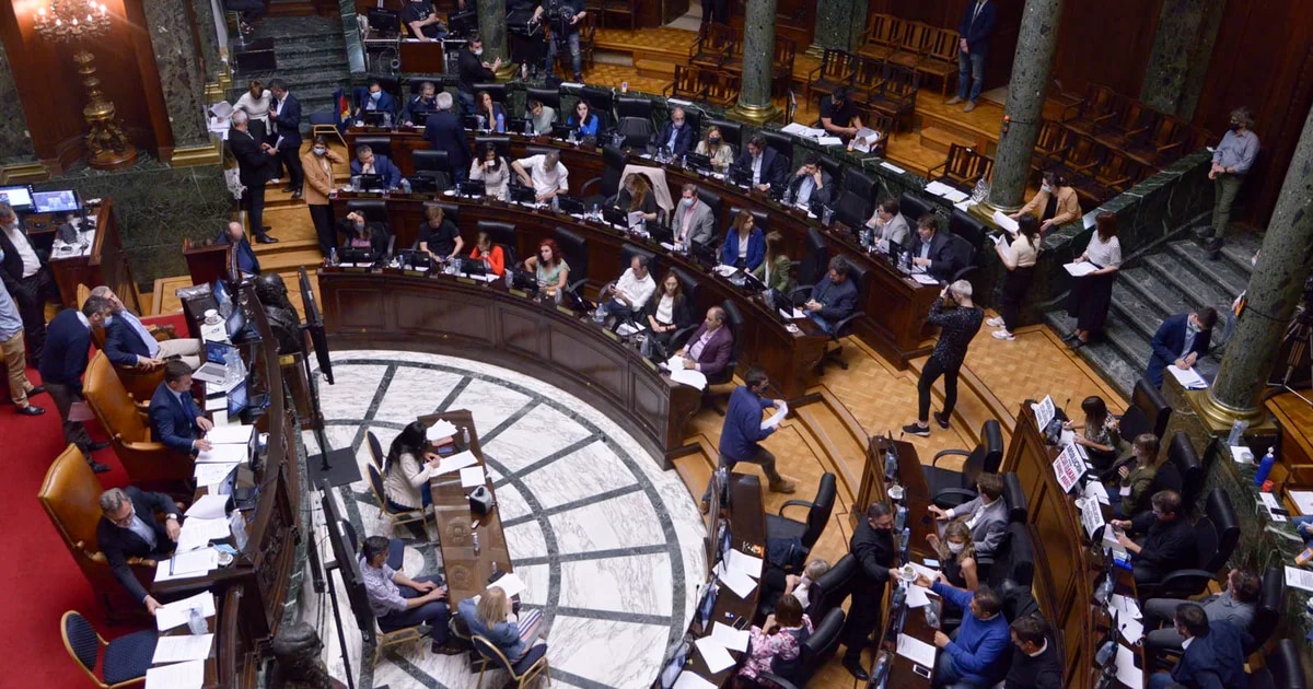 Luego de quince semanas, la Legislatura porteña se reunirá hoy para discutir la ampliación del Presupuesto 2023.  En el marco del alza inflacionaria, el Gobierno de la Ciudad de Buenos Aires solicitó un aumento en el monto para pagar salarios de los trabajadores estatales en diferentes áreas