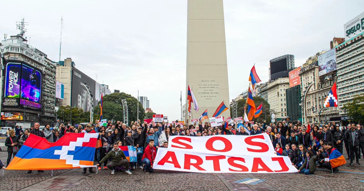 "SOS Artsaj": la comunidad armenia protestó en el Obelisco contra el bloqueo de Azerbaiyán a Nagorno KarabajMiembros de la comunidad se movilizaron en el centro de Buenos Aires para visibilizar la situación humanitaria que viven miles de armenios y advirtieron sobre un "segundo genocidio"