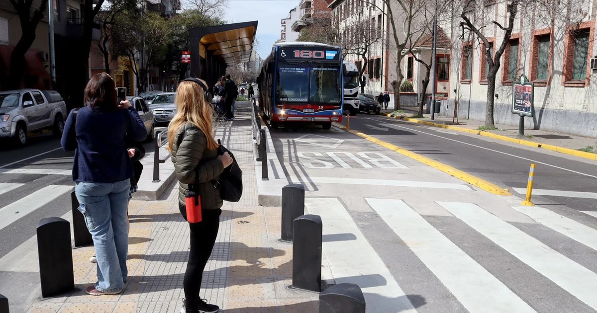 Se inauguró el Metrobús Alberdi-Directorio: circularán ocho líneas de colectivos.  El nuevo corredor pasa por los barrios bonaerenses de Flores, Floresta, Parque Avellaneda, Vélez Sársfield y Villa Luro.  Se estima que beneficiará a 65.000 usuarios