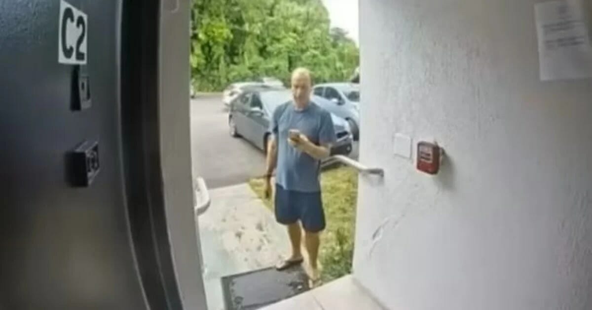 Se viralizó un video que muestra a un repartidor de DoorDash en Miami escupiendo la comida que va a entregar