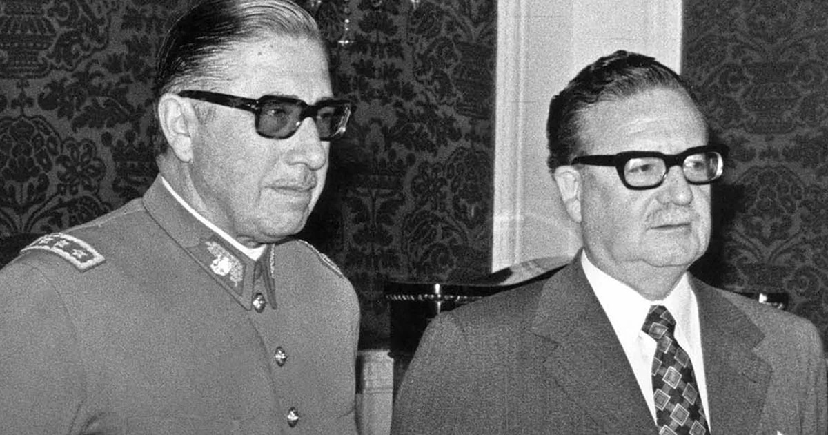 “Sí señor, estamos en guerra con usted”: las horas finales de Allende en el poder antes del golpe militarEn los meses anteriores al 11 de septiembre de 1973, un diplomático argentino advirtió de la posiblidad de un golpe al presidente Allende, que no loquiso escuchar. El ataque con tanques que anticipó el derrocamiento. La reunión de los empresarios con las Fuerzas Armadas. La crítica situación económica. Y el día que Pinochet se unió a los conspiradores: “Yo no soy marxista, mierda”