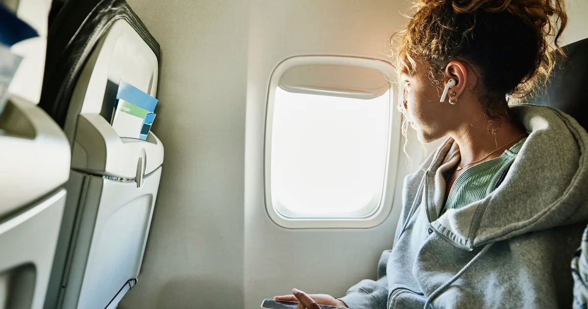 Siete cosas que se deben evitar durante un vuelo en avión, según los expertos
