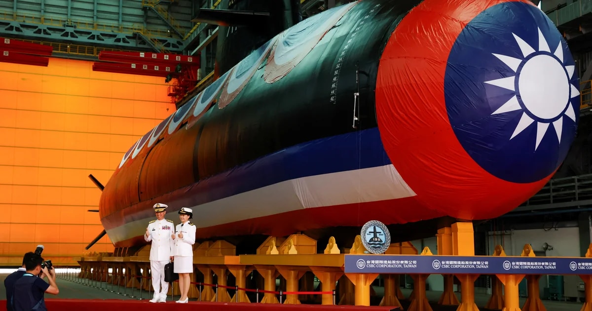 Taiwán presenta su primer submarino de fabricación nacional en medio de tensiones con China