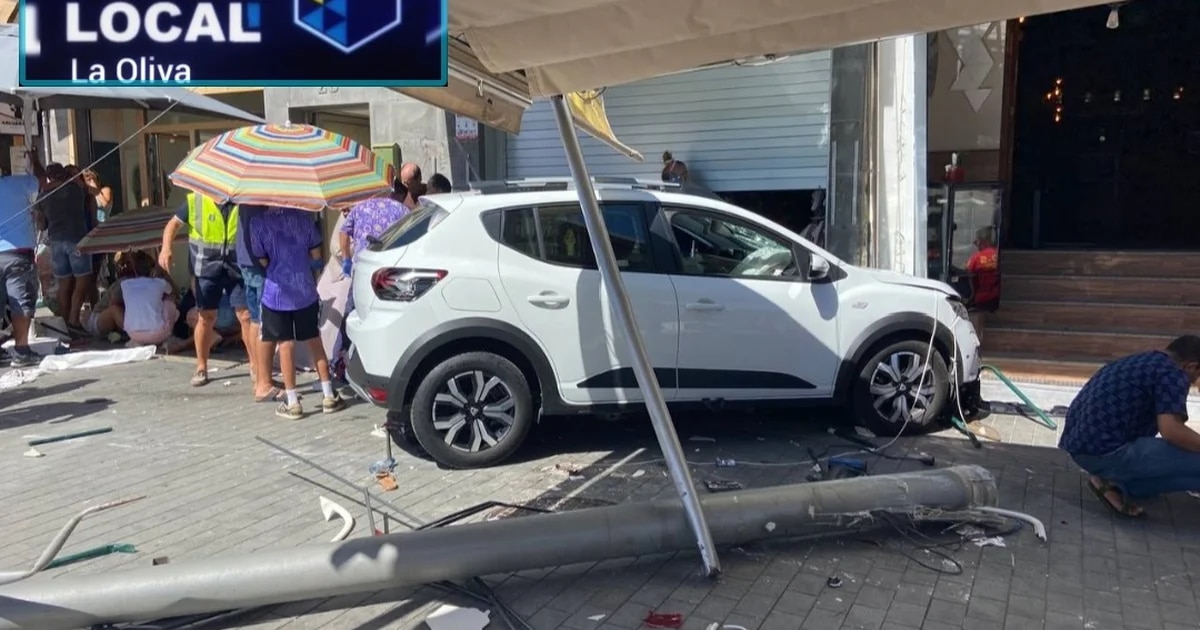 Un coche choca contra la terraza de un bar en Fuerteventura y deja varios heridos, entre ellos un bebé