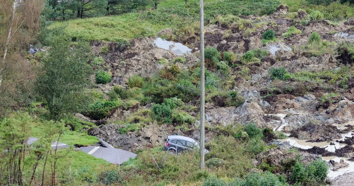 Un deslizamiento de tierra en Suecia provocó un enorme socavón en una de las principales carreteras del país y provocó tres heridos