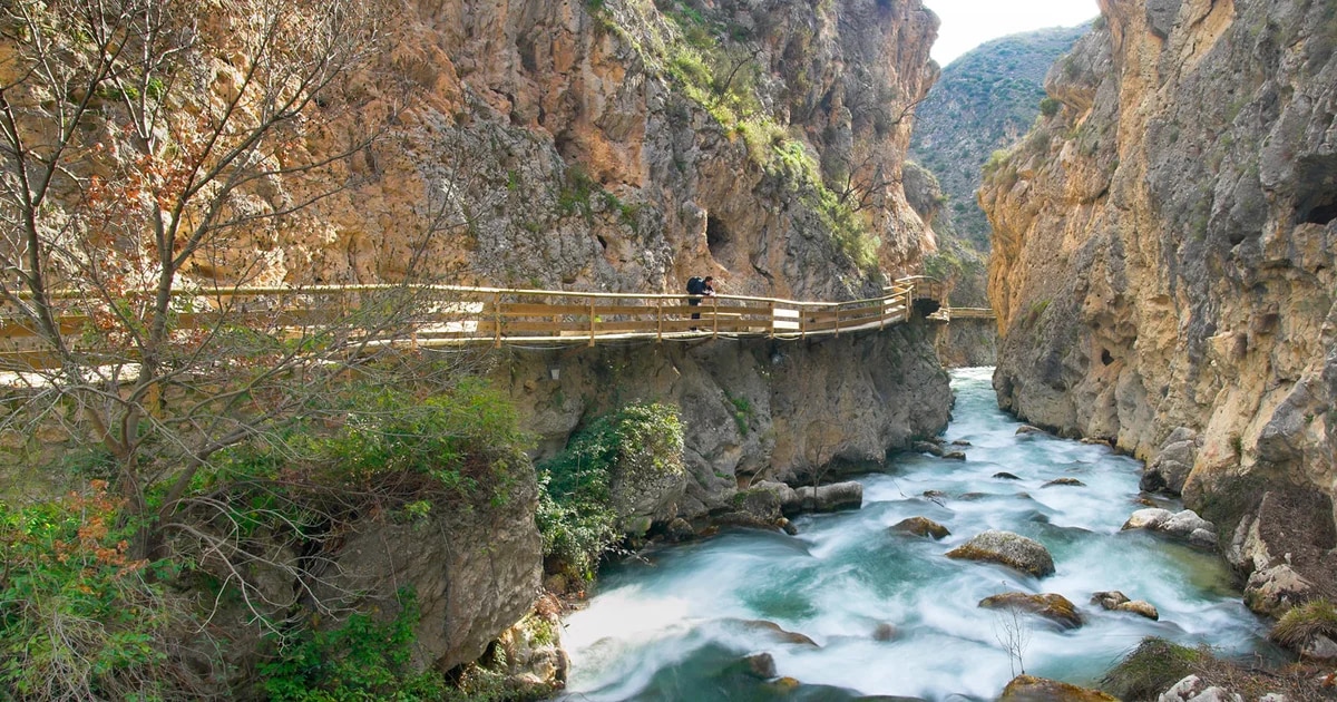 Una de las rutas más impresionantes de España: pasarelas, puentes colgantes y túneles sobre un río