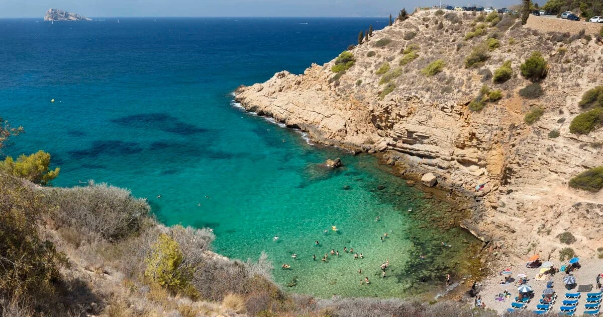Uno de los secretos mejor guardados de Alicante: una espectacular piscina natural incrustada entre acantilados
