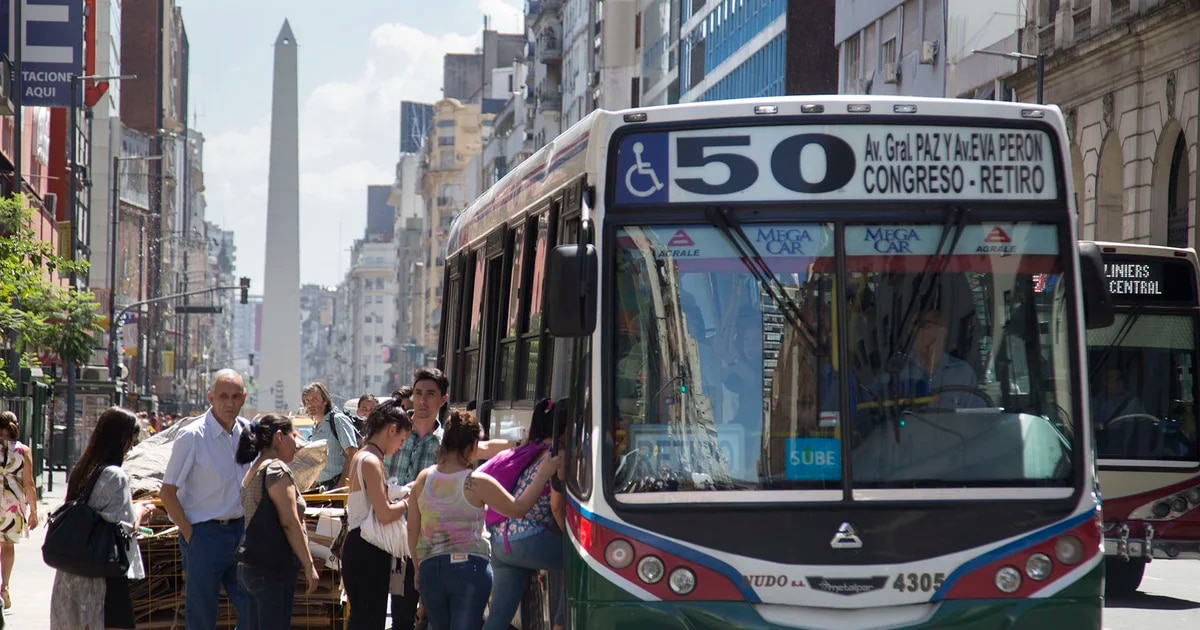 ¿Cuál es la ciudad argentina cuyos habitantes gastan más en pasajes de bus al mes?  La reordenación de las tarifas del transporte público ha sido desigual en el país y el peso de los billetes en el bolsillo de las familias es muy desigual