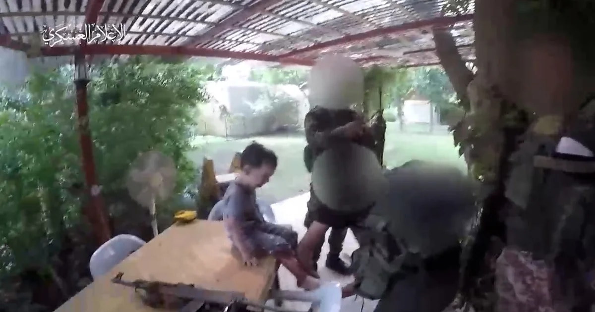 1El grupo terrorista Hamás publicó vídeos con niños y bebés israelíes secuestrados