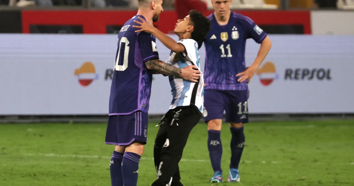 1Las perlitas de la victoria de Argentina ante Perú: la jugada en la que Messi sentó a dos rivales, lluvia de hinchas sobre el césped y un curioso pedido del árbitro