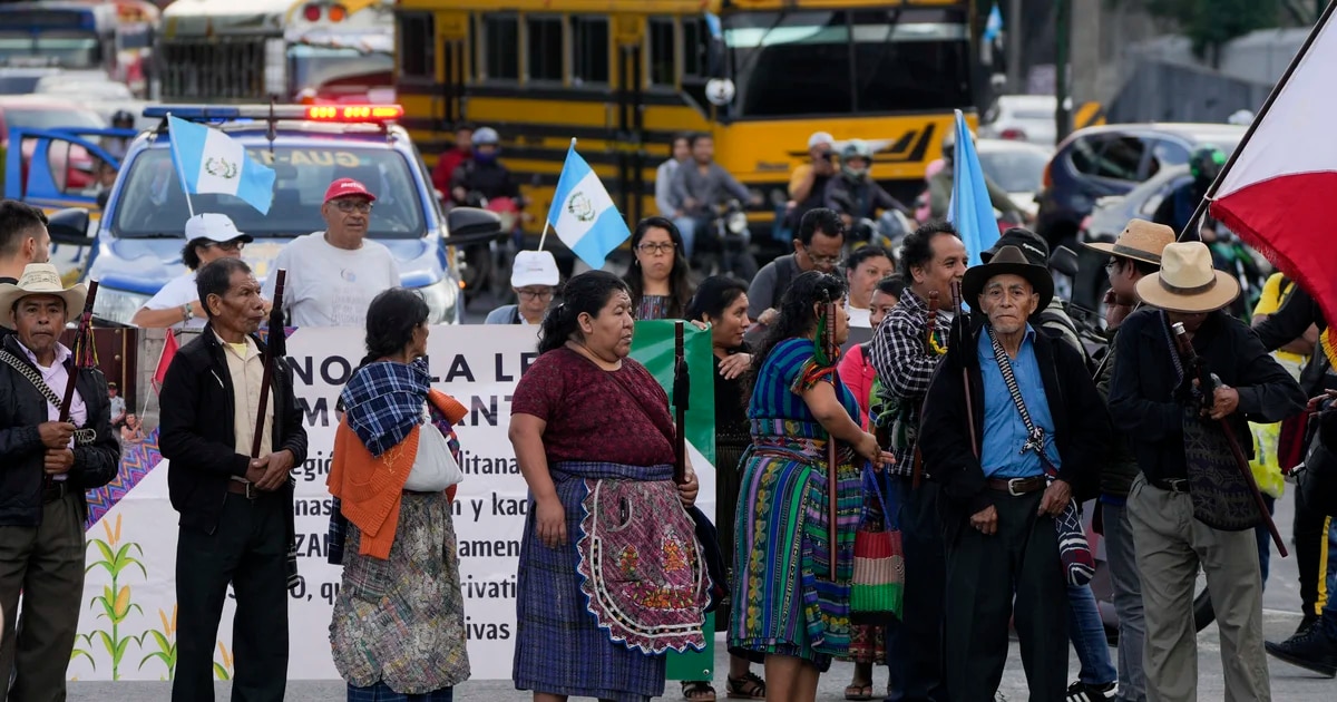 Crisis en Guatemala: miles de personas bloquearon carreteras en repudio a las acciones de la Fiscalía contra el proceso electoral