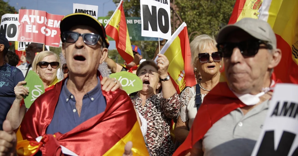 El PP y Vox, juntos pero no sublevados en la marcha contra la amnistía que ha congregado a más de 50.000 personas en las calles de Barcelona