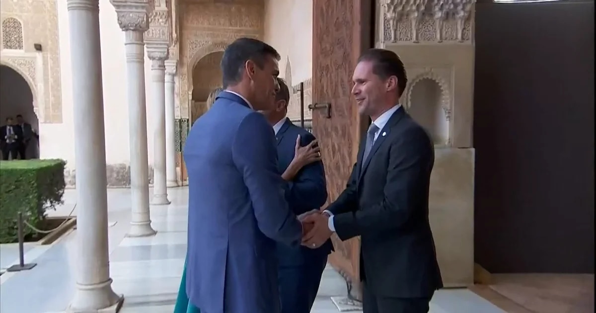 El comentado gesto con el que Pedro Sánchez se salta el protocolo para saludar al marido de la primera ministra de Luxemburgo en la cumbre de Granada