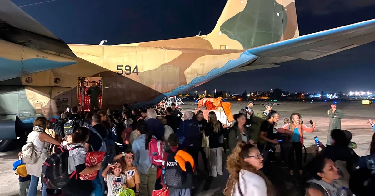 El segundo vuelo del Hércules uruguayo llegó a Madrid con argentinos, peruanos y españoles repatriados desde Israel