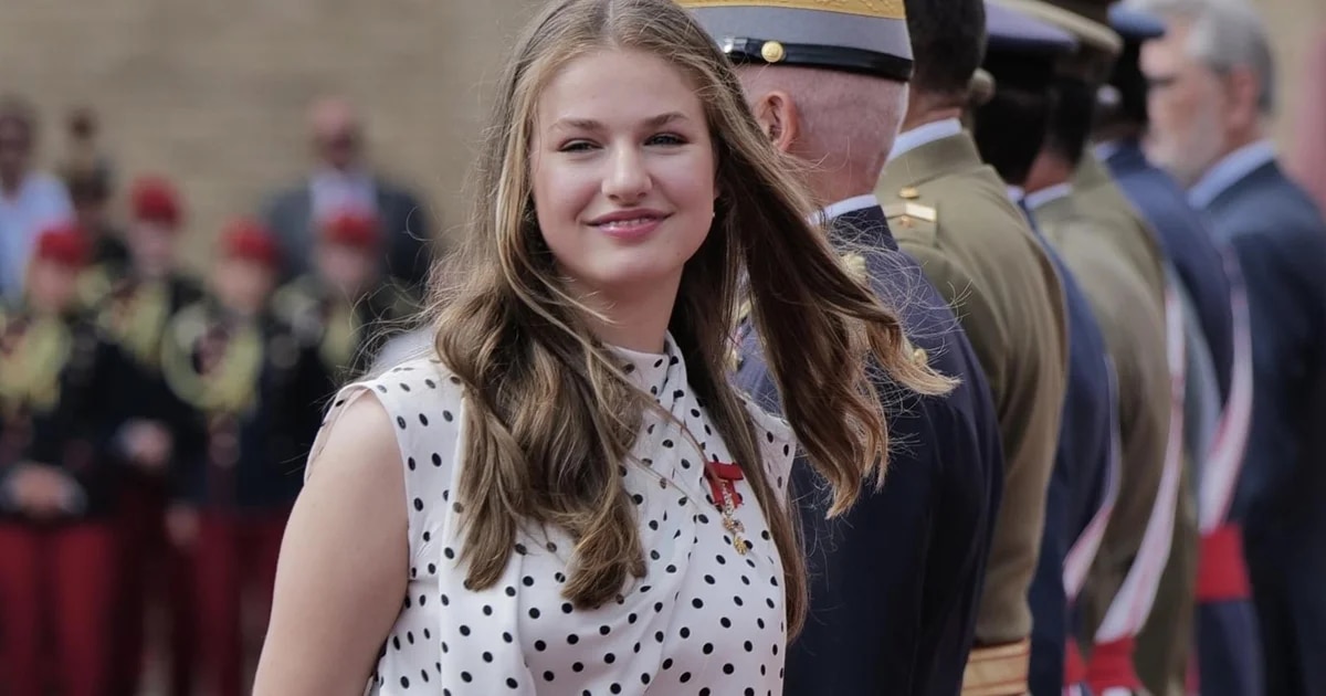 Este es el uniforme que lucirá la Princesa Leonor en la juramento de la bandera de Zaragoza: corbata negra y sin distinción de género