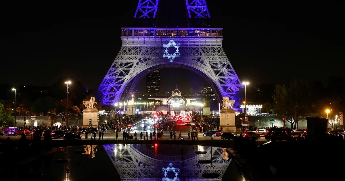 La Torre Eiffel se iluminó con los colores de Israel en solidaridad tras el atentado terrorista de Hamás