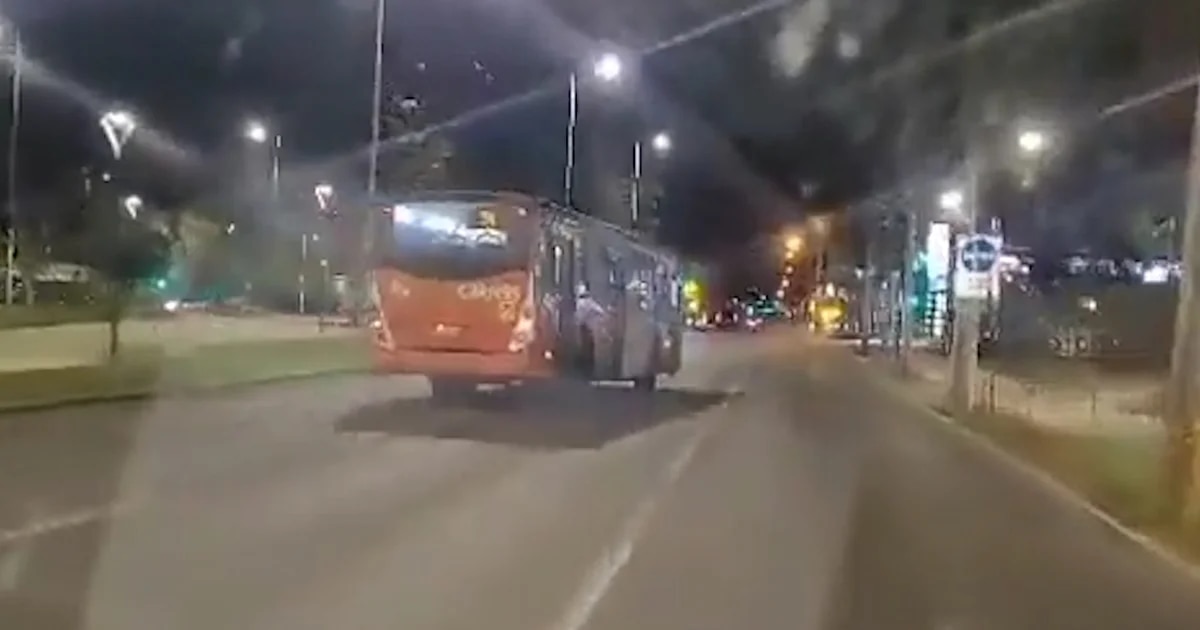 La loca carrera de un bus en Chile: recorrió 21 kilómetros zigzagueando, chocó un auto, derribó 4 postes y un árbol y dejó a miles sin electricidad