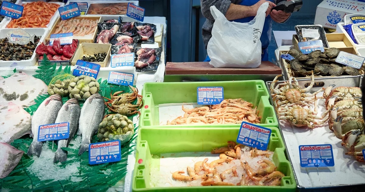 Los españoles compran menos pescado, carne y productos frescos tras la subida de precios